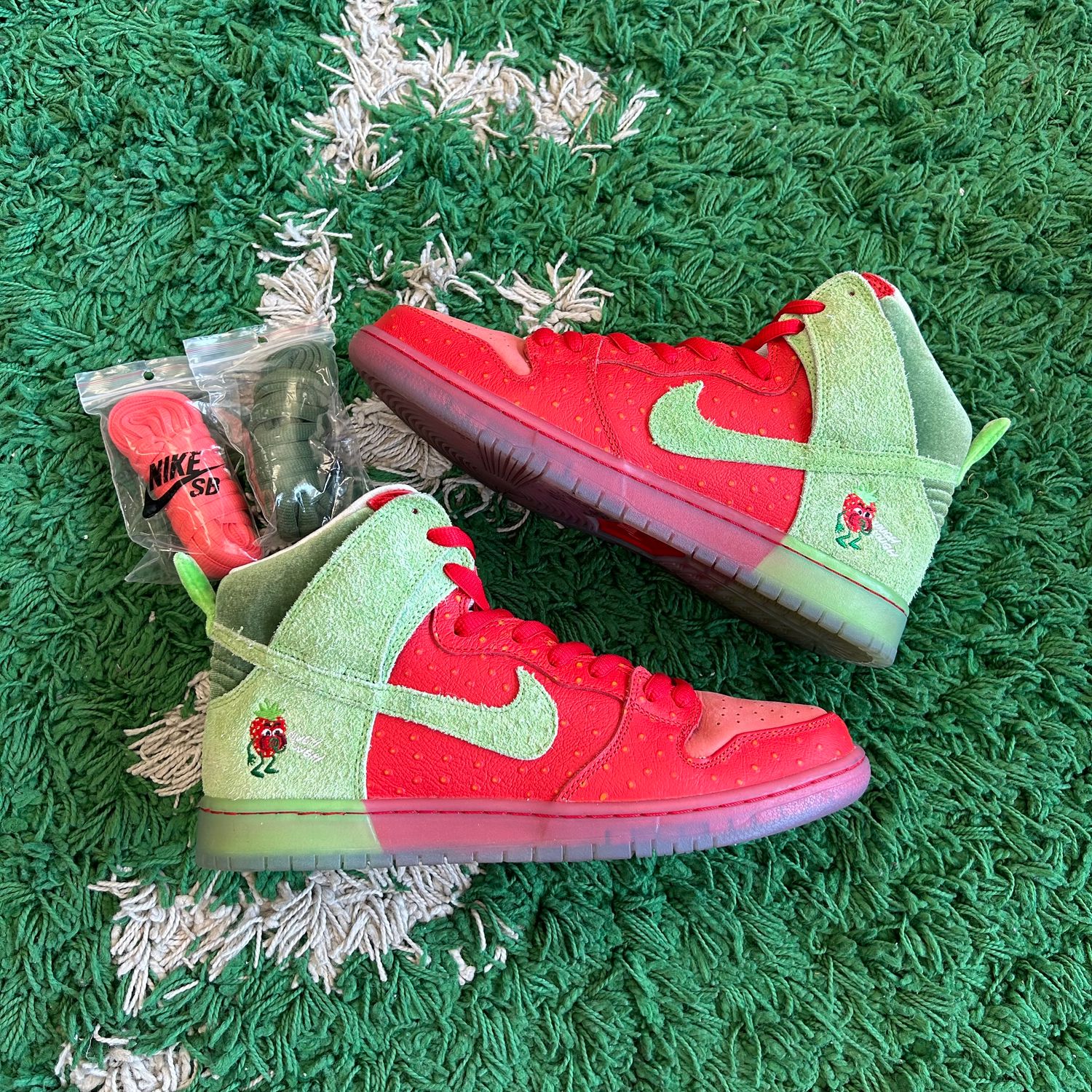 PO NB NIKE SB DUNK HIGH STRAWBERRY COUGH (SX) SIZE 10.5