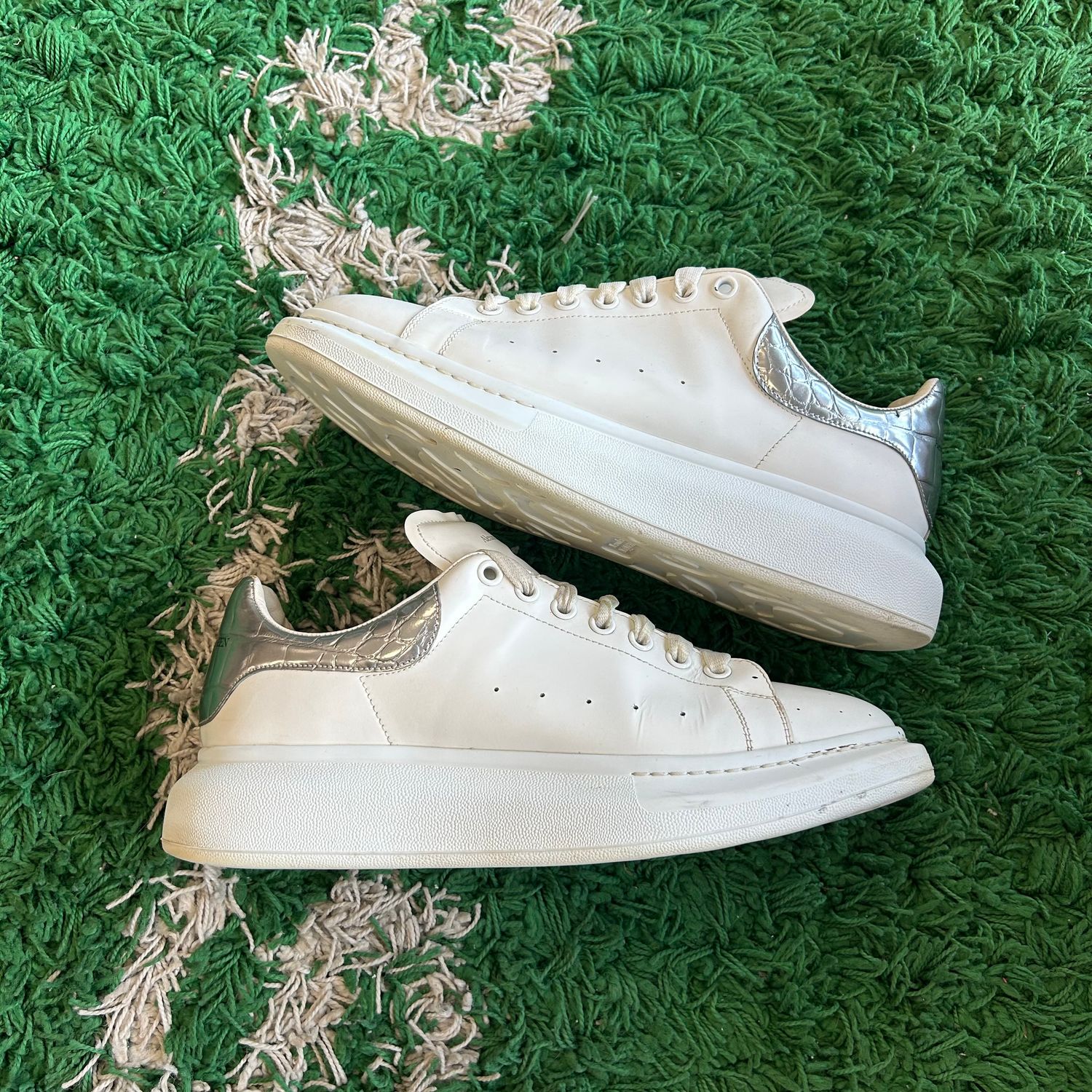 PO NB ALEXANDER MCQUEEN WHITE SILVER ALLIGATOR PRINT (SX) SIZE 46EU/13US