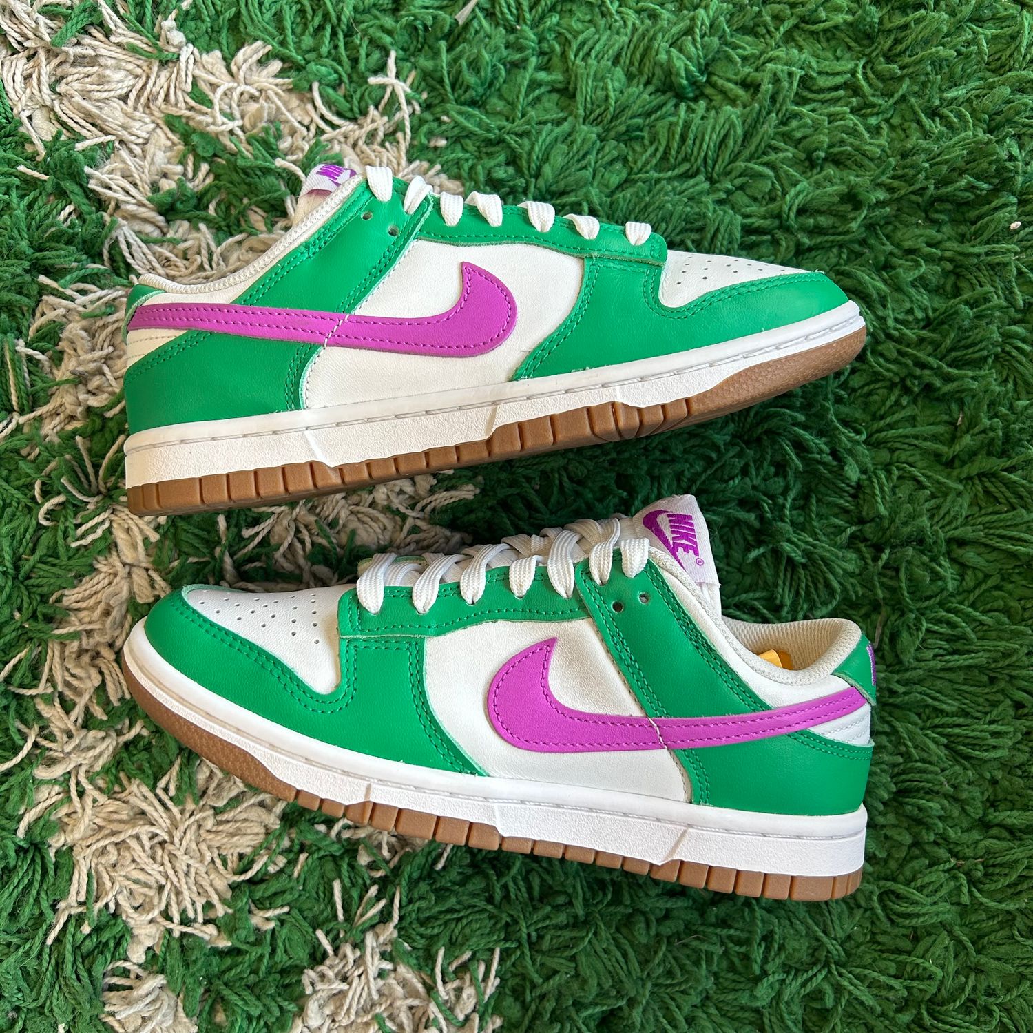 PO NB NIKE DUNK LOW WHITE STADIUM GREEN FUCHSIA (SX) SIZE 6