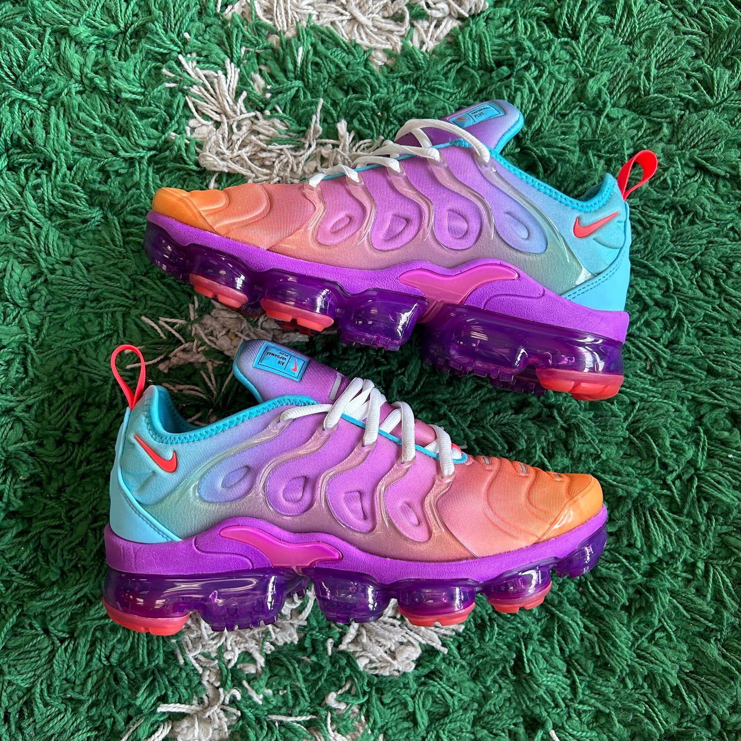PO NB NIKE AIR VAPORMAX PLUS FUCHSIA DREAM BRIGHT CRIMSON GRADIENT (WOMENS) (SX) SIZE 8W