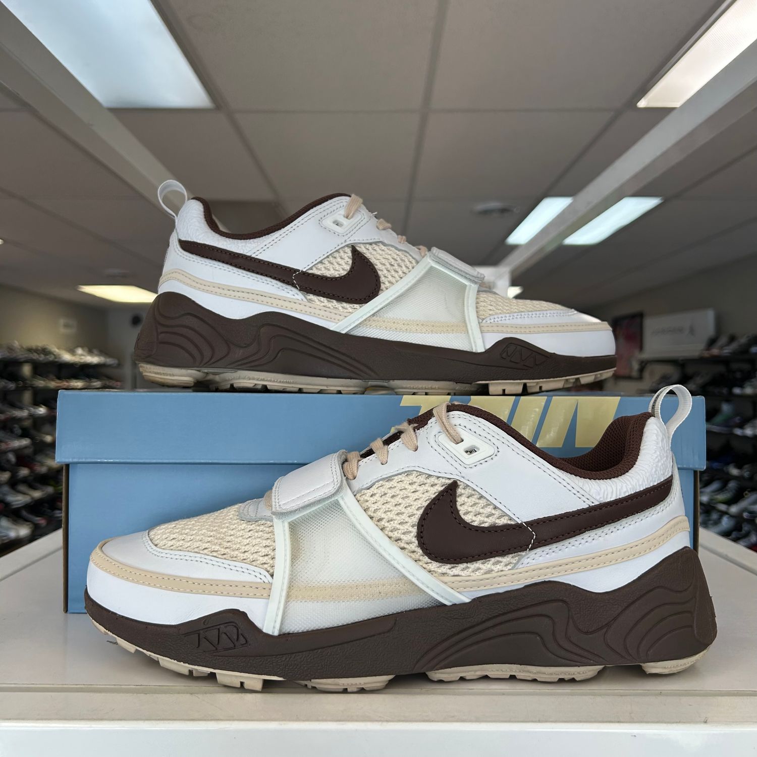 PO2 NIKE ZOOM FIELD JAXX TRAVIS SCOTT LIGHT CHOCOLATE (SX) SIZE 12