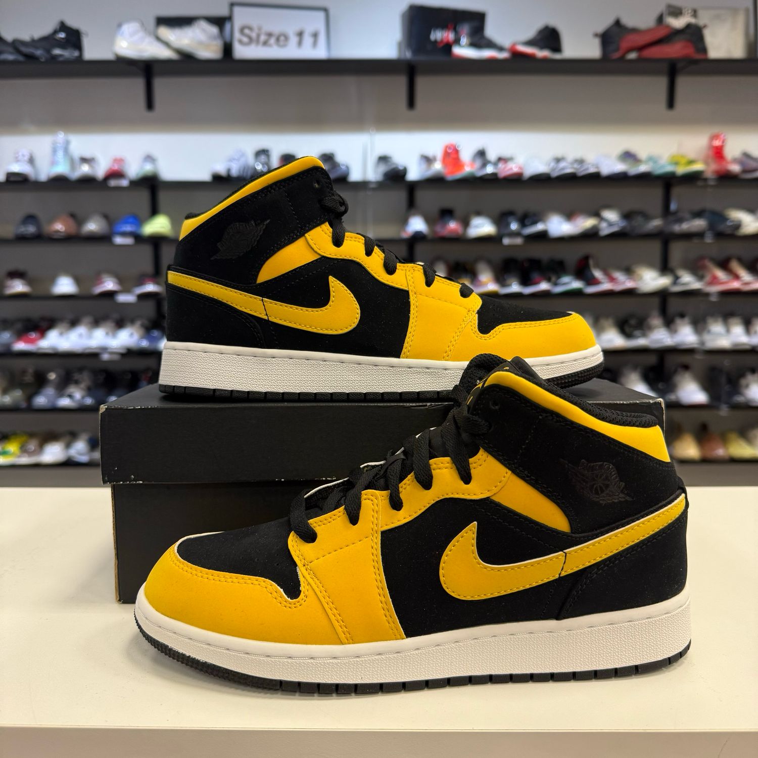 NEW AIR JORDAN 1 MID REVERSE NEW LOVE