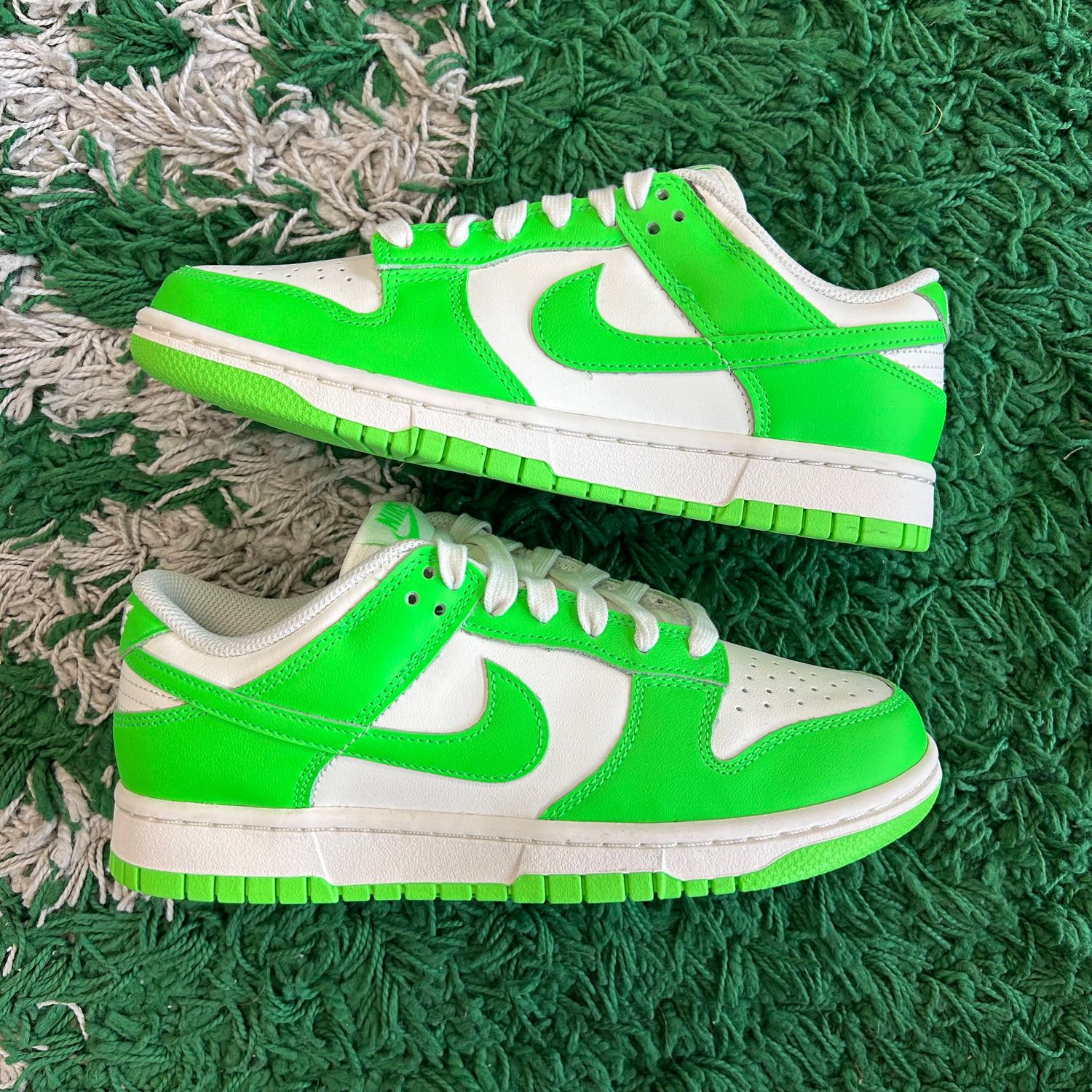 PO NB NIKE DUNK LOW GREEN STRIKE (WOMENS) (SX) SIZE 8
