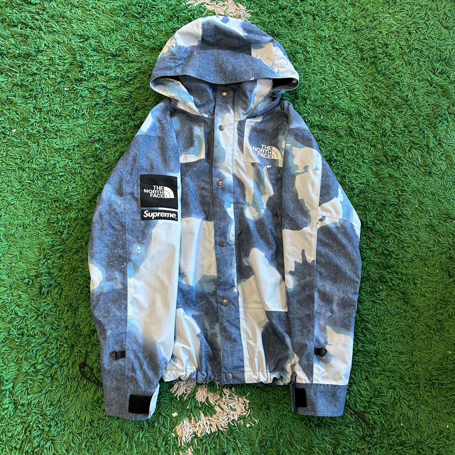 PO SUPREME THE NORTH FACE BLEACHED DENIM PRINT MOUNTAIN JACKET (SX) SIZE XL