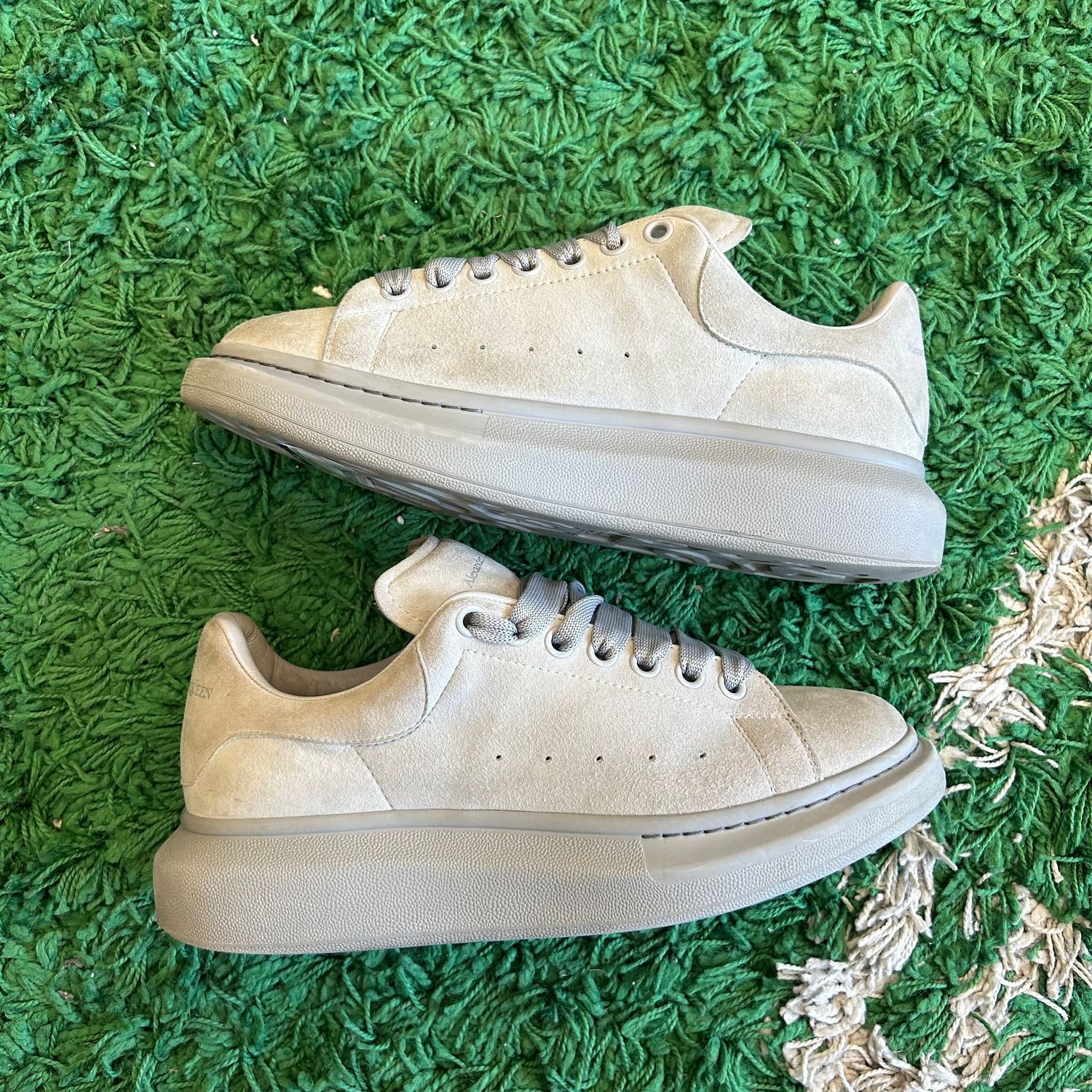 PO NB ALEXANDER MCQUEEN OVERSIZED CHUNKY GREY SUEDE (SX) SIZE 9.5