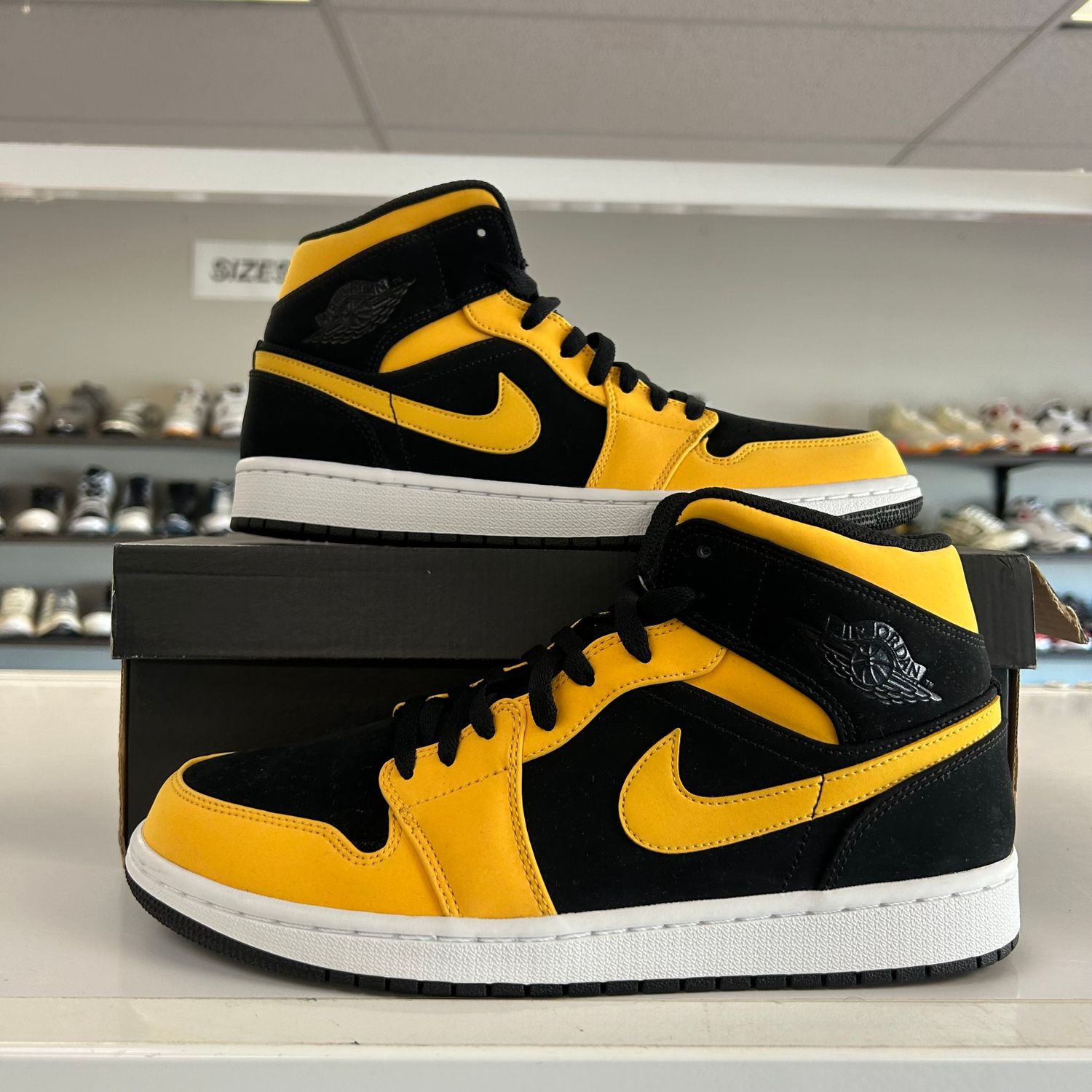 NEW JORDAN 1 MID REVERSE NEW LOVE (SX) SIZE 9.5