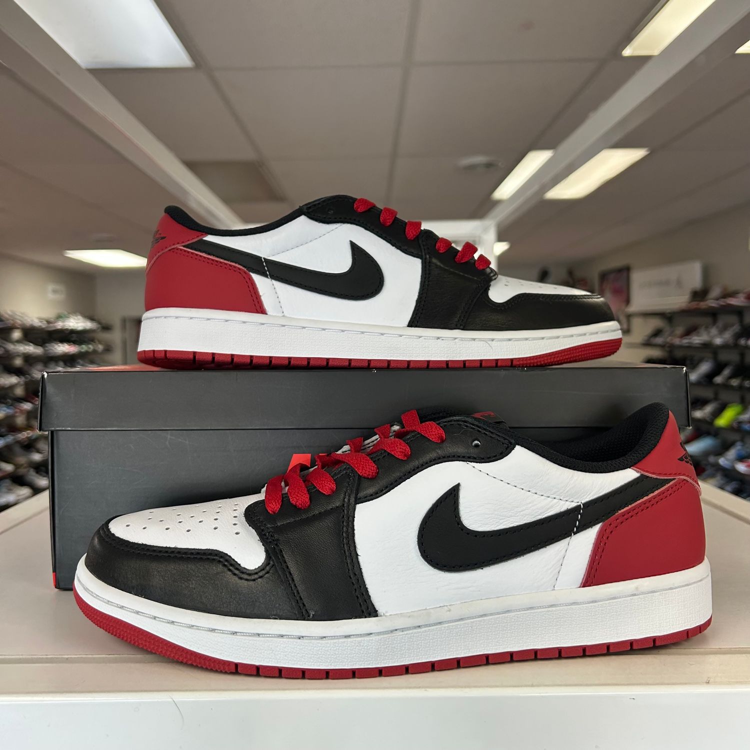 PO JORDAN 1 RETRO LOW OG BLACK TOE (2023) (SX) SIZE 10.5