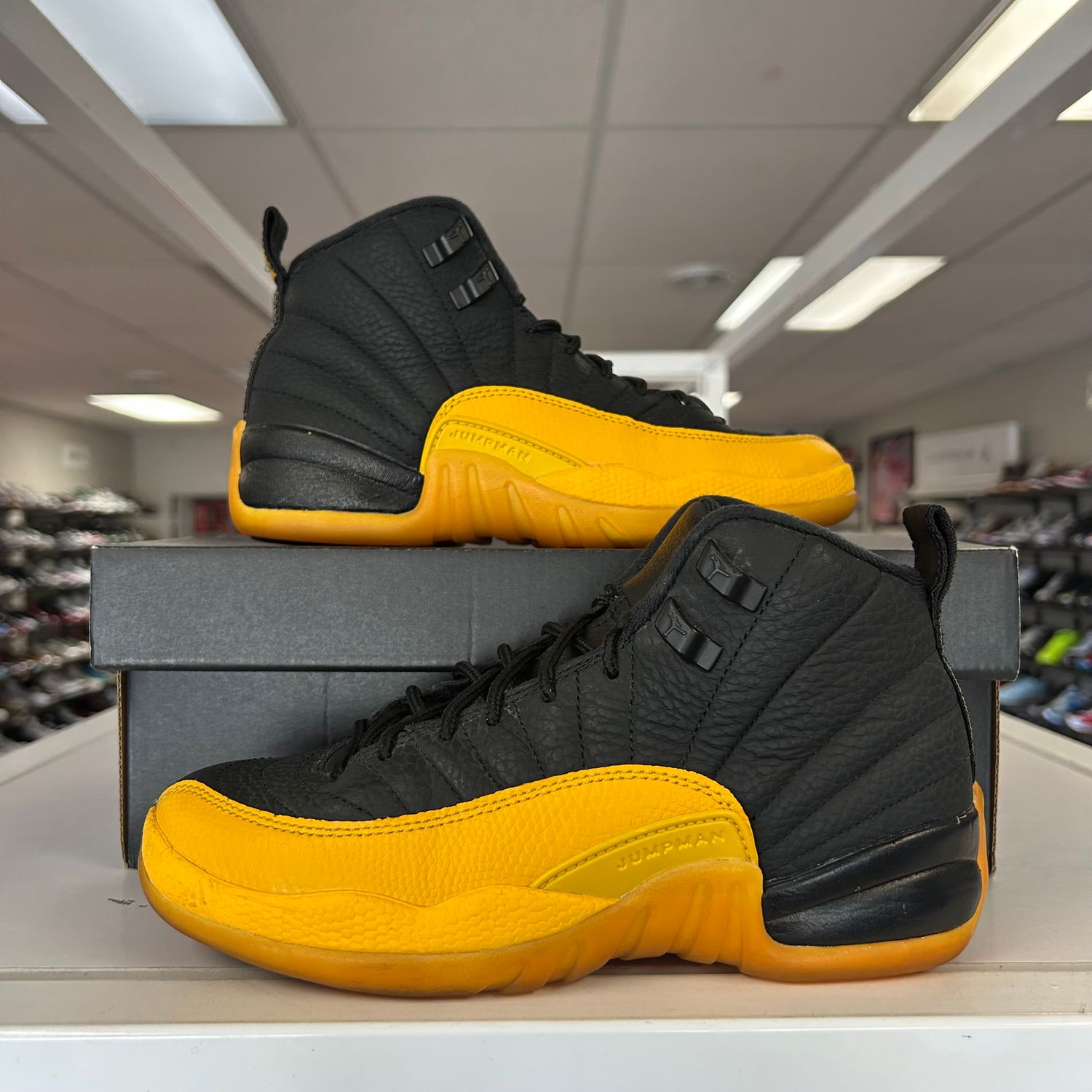 PO JORDAN 12 RETRO BLACK UNIVERSITY GOLD (SX) SIZE 4Y