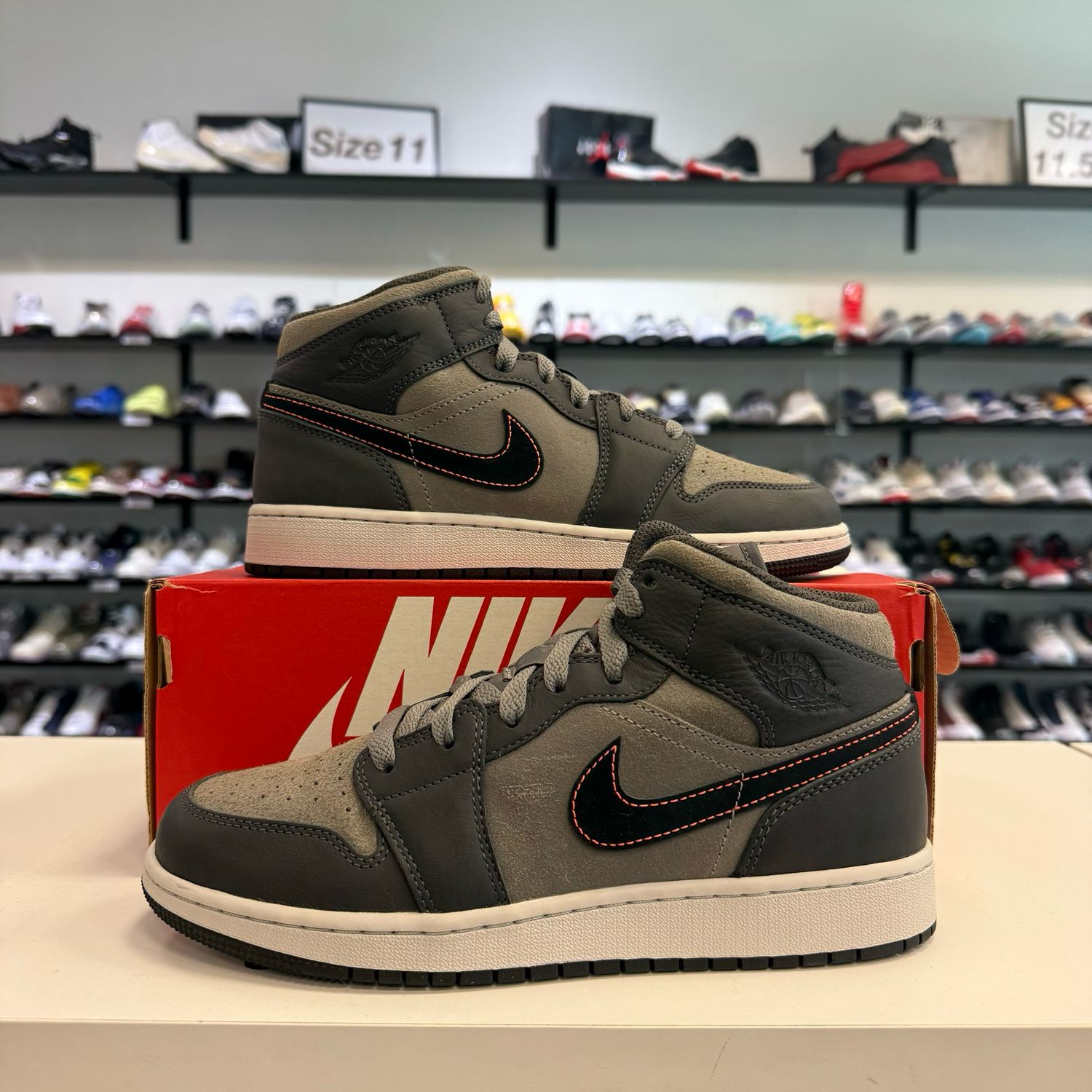 NEW (NO BOX) JORDAN 1 MID SE NIGHT STADIUM (GS) SIZE 6.5