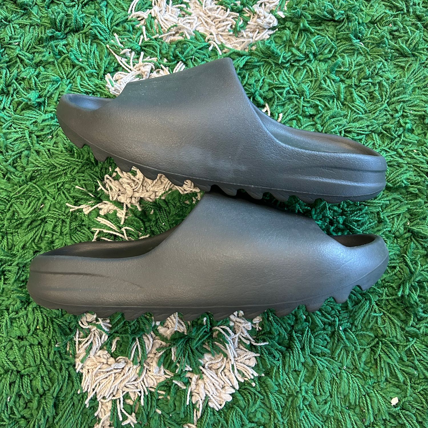 PO NB ADIDAS YEEZY SLIDE BLACK (SX) SIZE 11