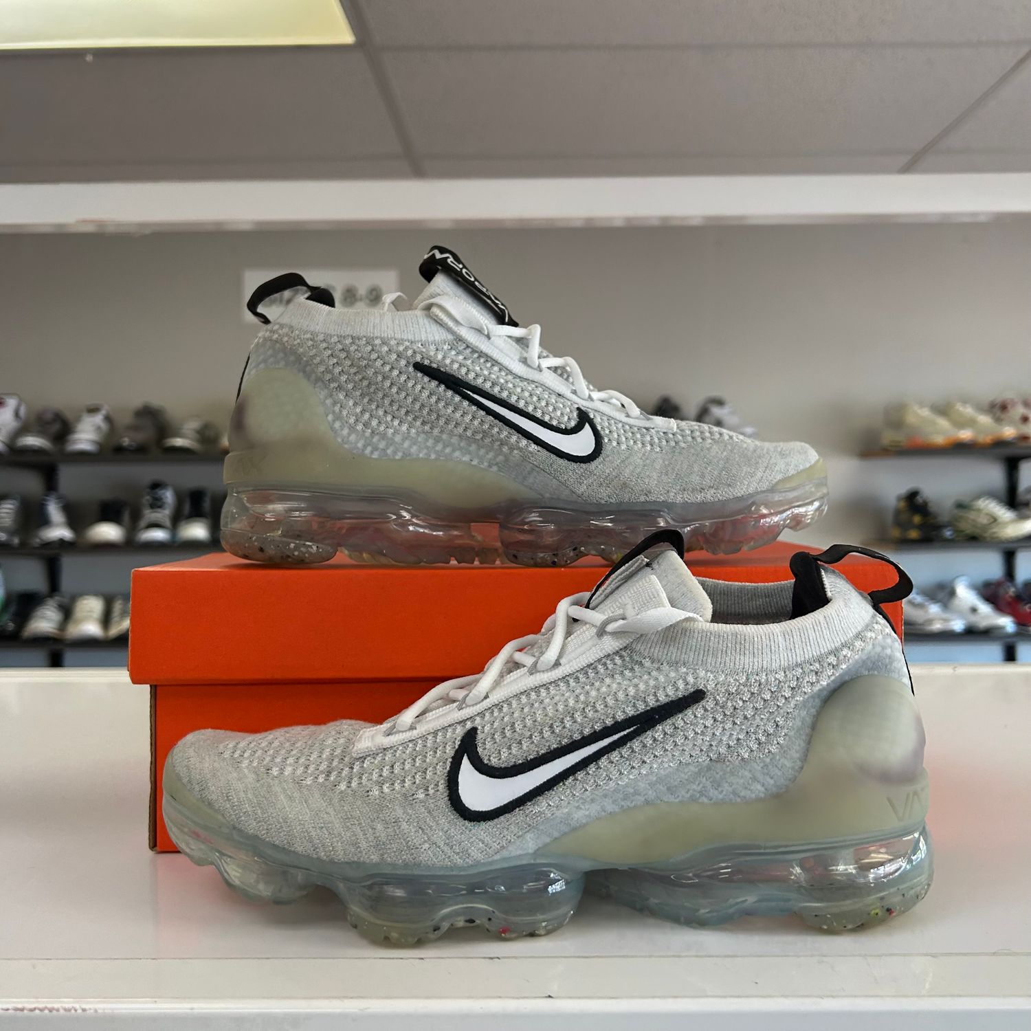 PO NIKE AIR VAPORMAX 2021 FK WHITE METALLIC SILVER (SX) SIZE 6.5Y