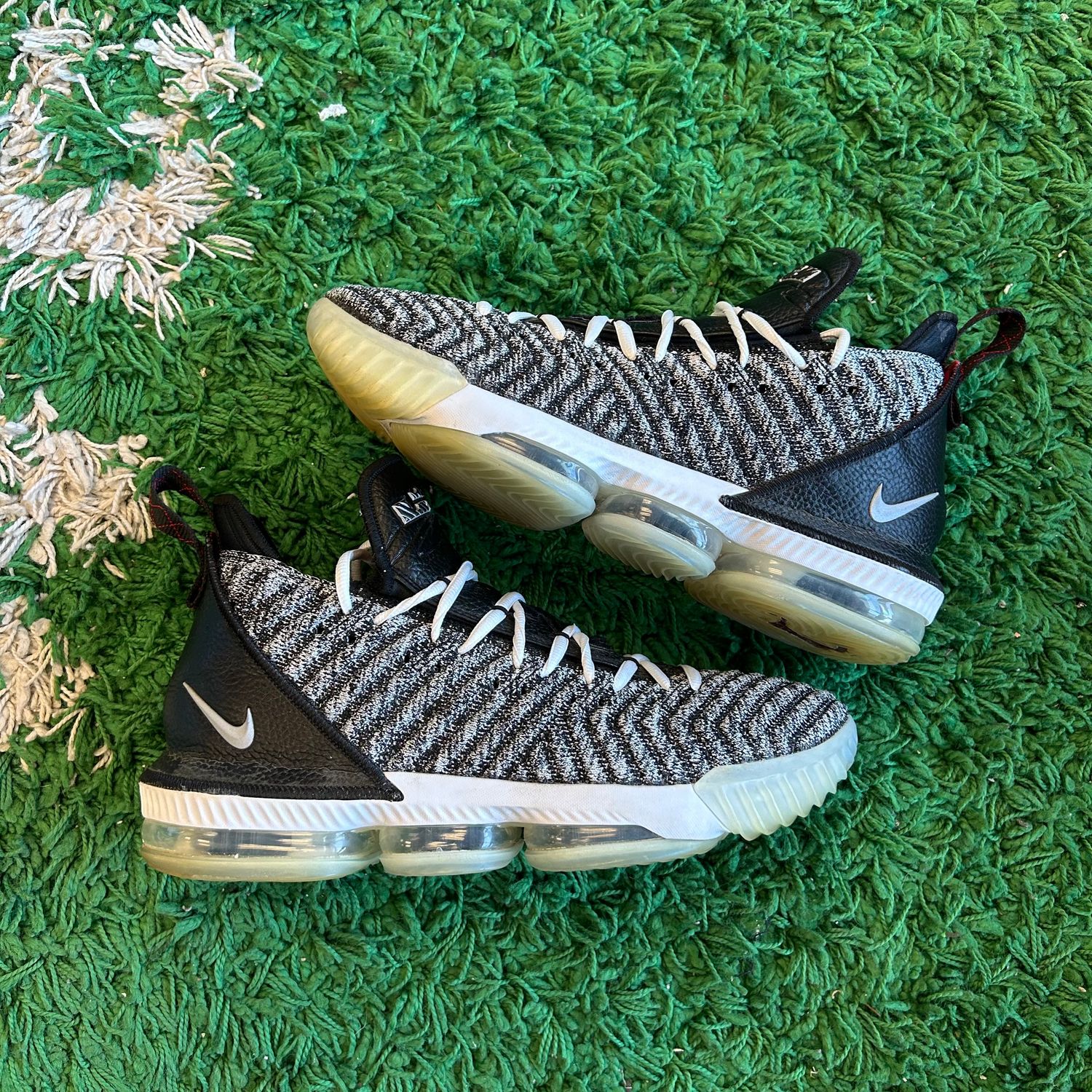 PO2 NB NIKE LEBRON 16 OREO (SX) SIZE 10