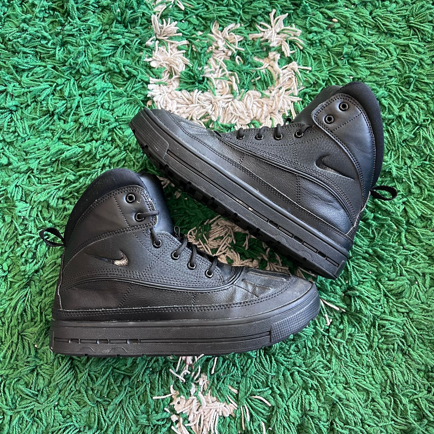PO NB NIKE ACG WOODSIDE 2 HIGH TRIPLE BLACK (GS) (SX) SIZE 6.5Y