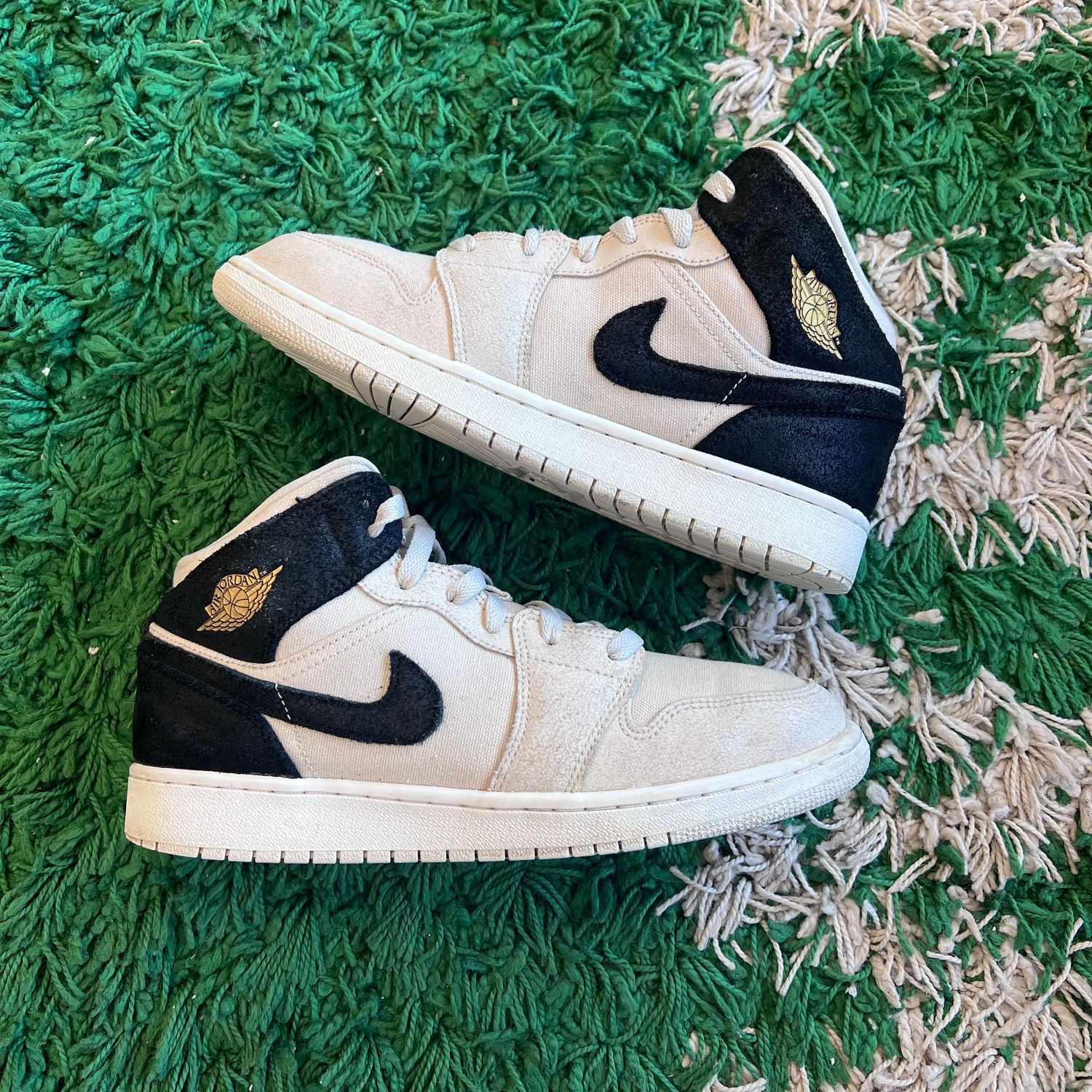 PO NB AIR JORDAN 1 MID LIGHT BONE METALLIC GOLD BLACK (GS) (SX) SIZE 6.5Y