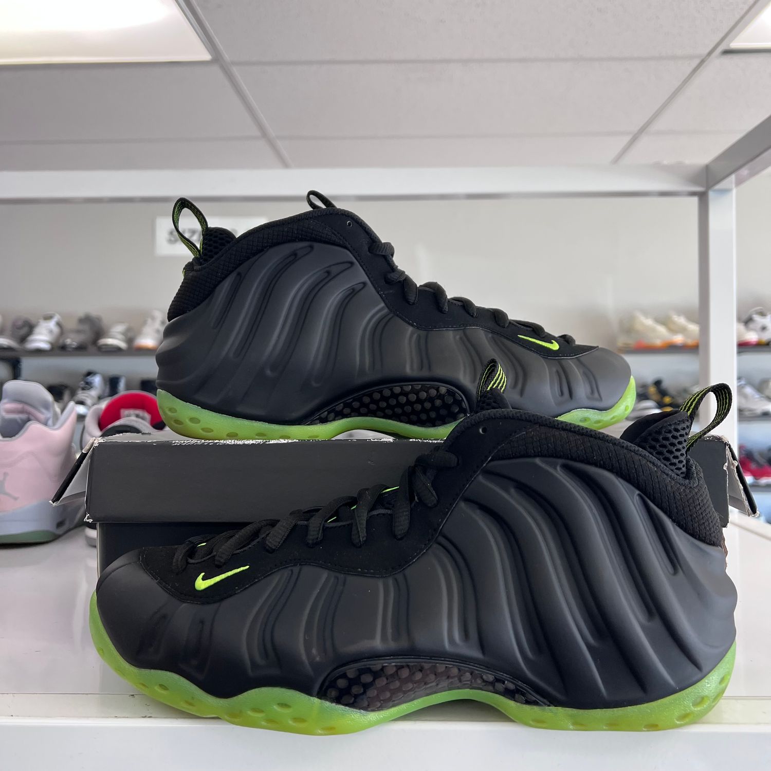 PO3 NIKE AIR FOAMPOSITE ONE BLACK VOLT (SX) SIZE 10