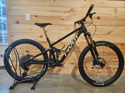 PIVOT Switchblade Gen 3 | Pro X0 AXS Transmission | STEALTH MOJAVE Medium Demo