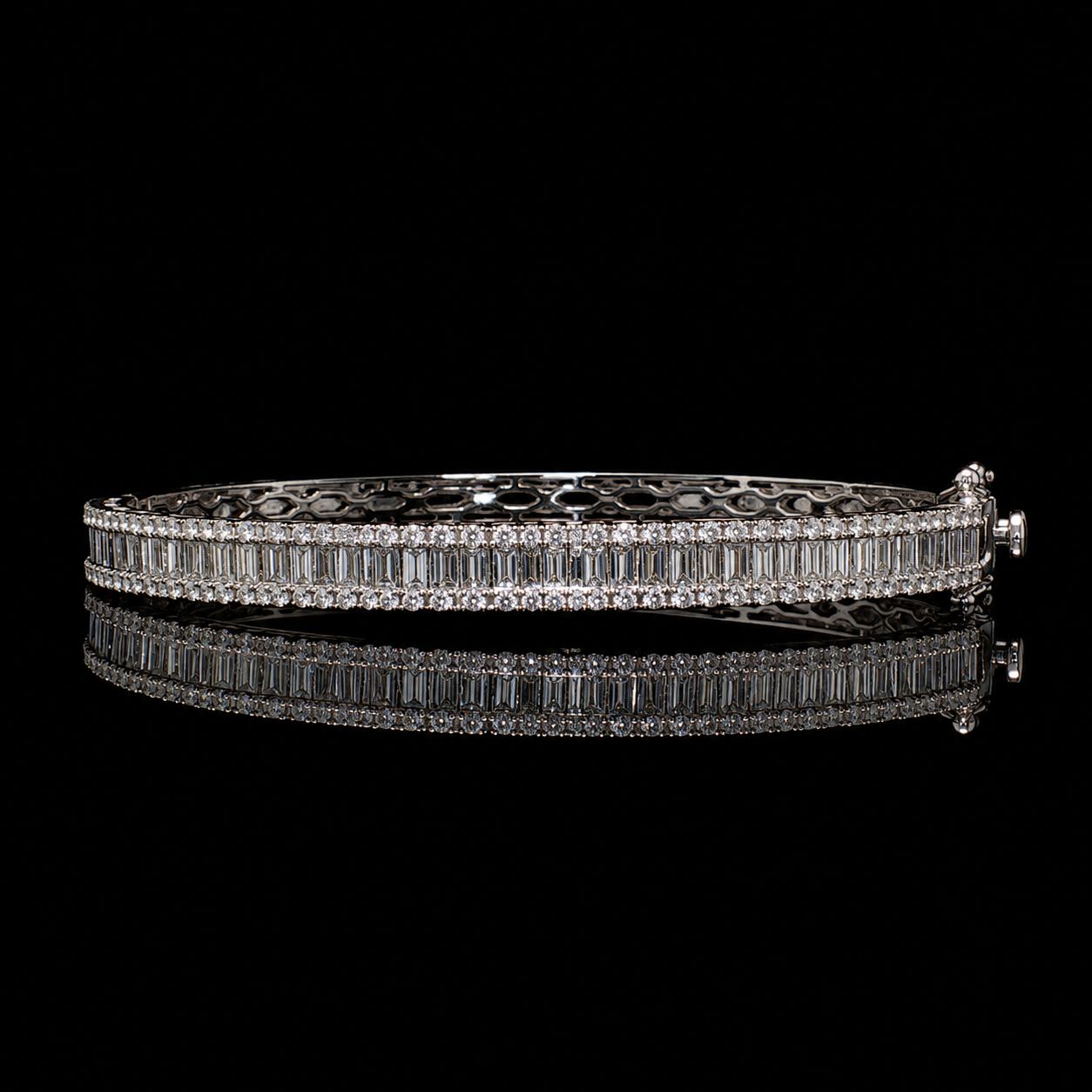10k White Gold 16.0g 2.56ct Bangle