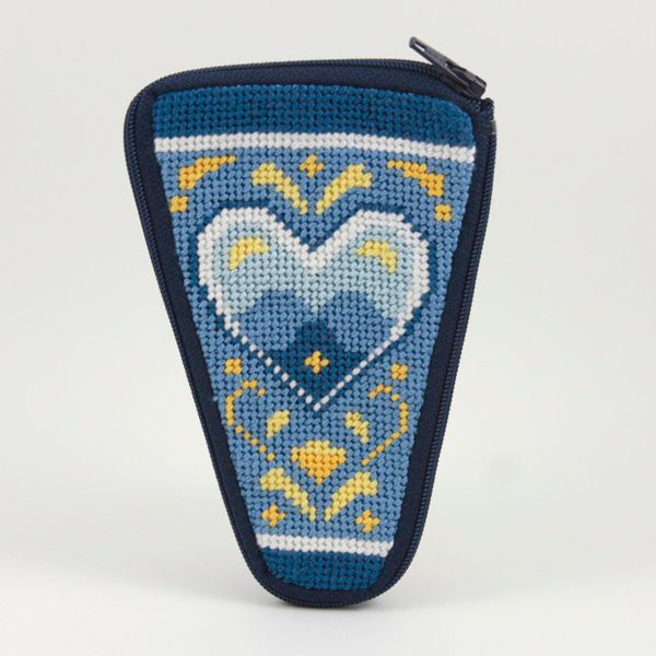 SZ912: Blue &amp; White Hearts Scissor Case