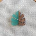 Green Resin/Brown Wood Leaf Needle Minder