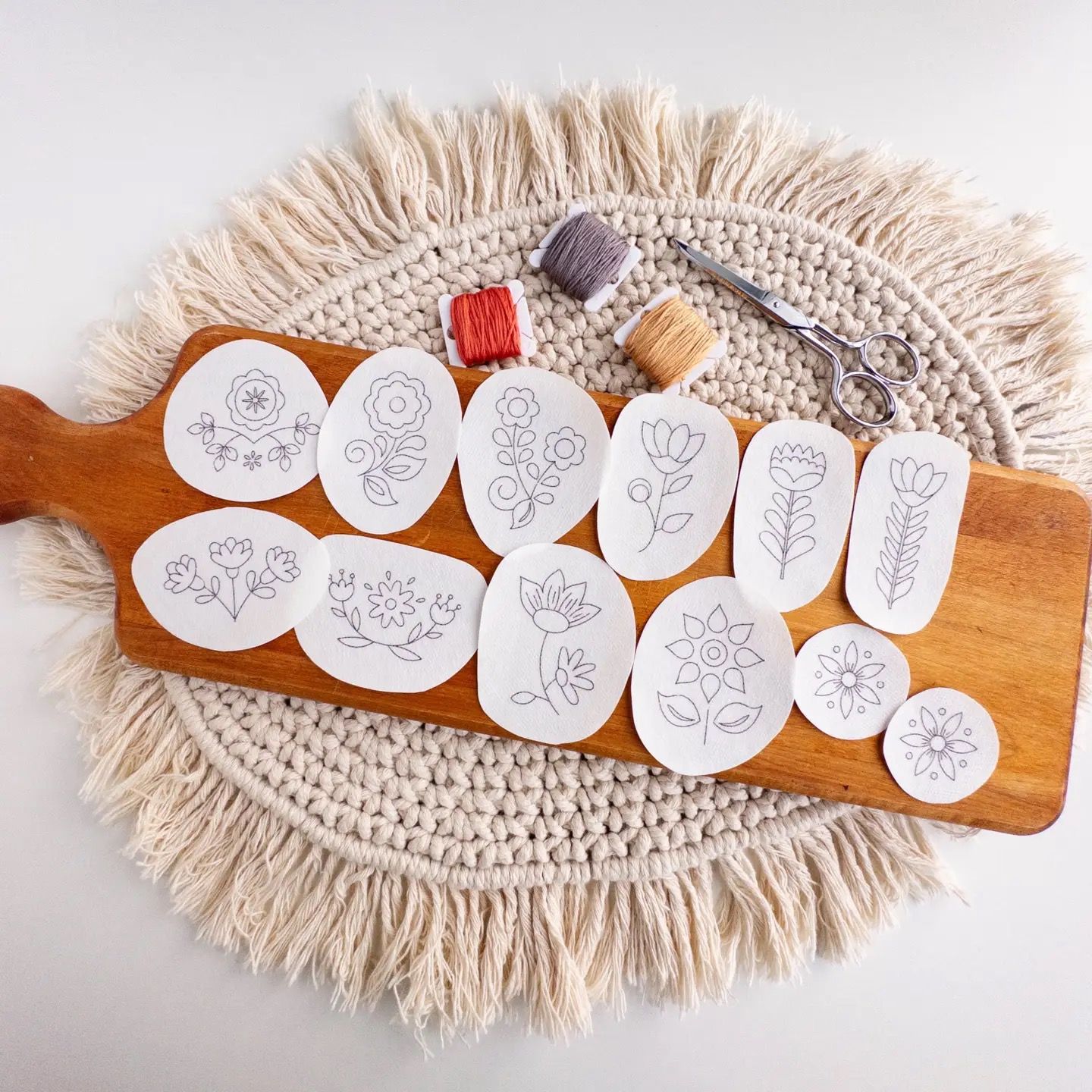 Stick &amp; Stitch: Folk Flowers (12 Designs)