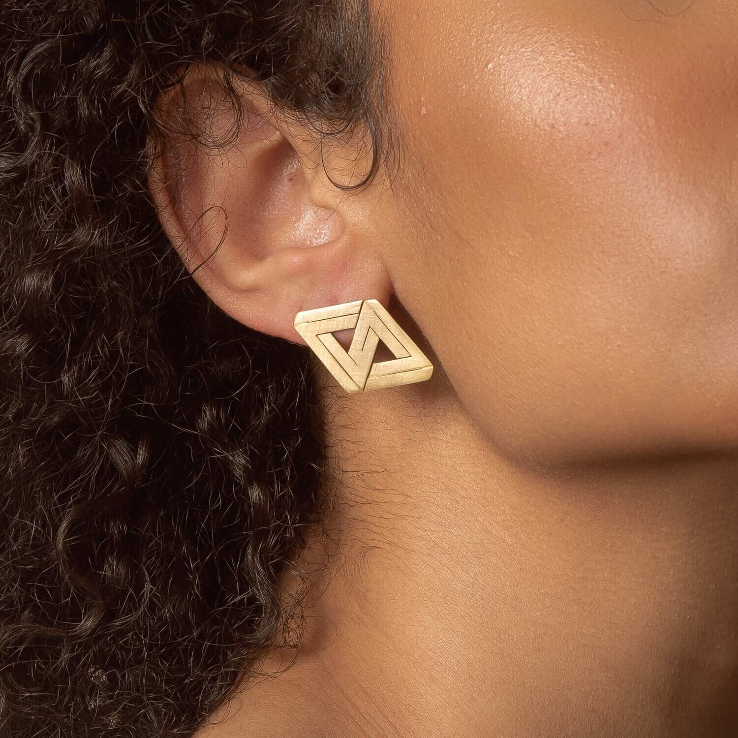 THE IMPOSSIBLE Double triangle stud earrings