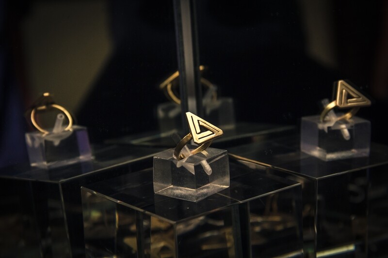THE IMPOSSIBLE triangle ring