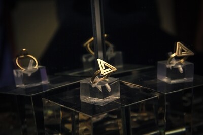 THE IMPOSSIBLE triangle ring