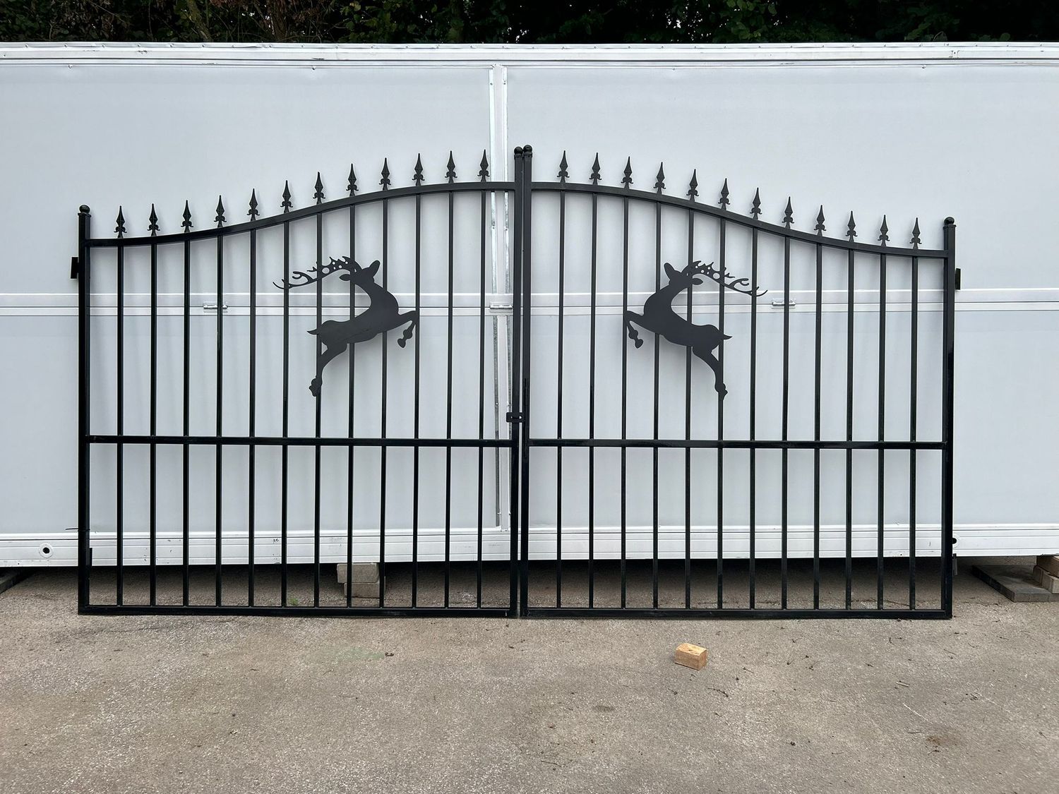 Hoftor Einfahrtstor Jagdmotiv Flügeltor Stabzaun Hoftor Einfahrtstor Jagdmotiv Flügeltor Stabzaun