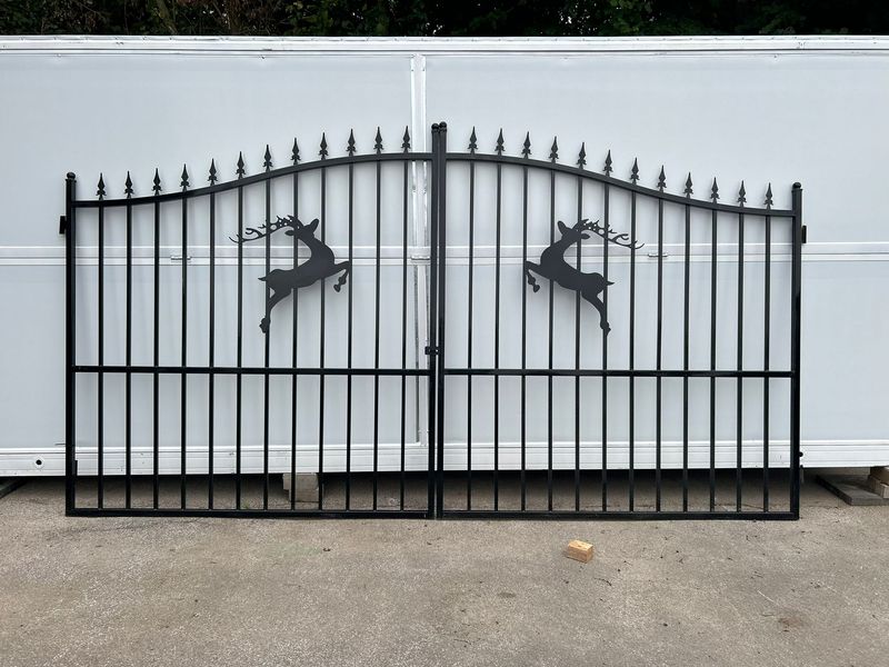 Hoftor Einfahrtstor Jagdmotiv Flügeltor Stabzaun