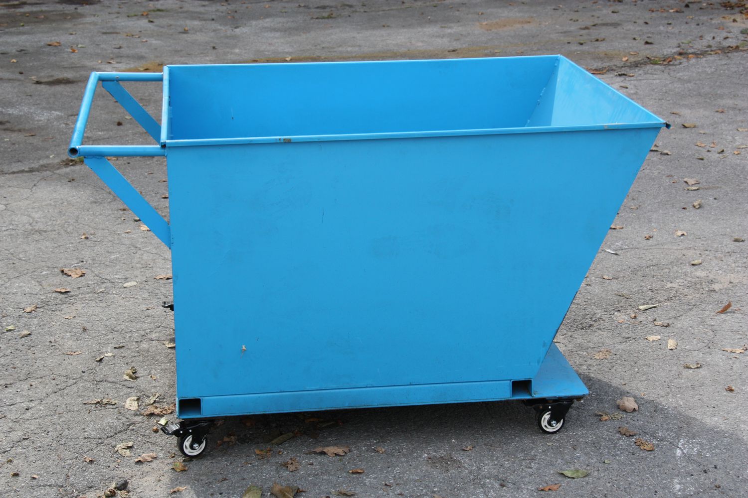 Kippmulde Kippcontainer Werkstatttrolly auf Räder Kippmulde Kippcontainer Werkstatttrolly auf Räder