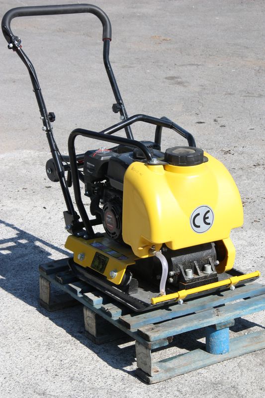 Rüttelplatte 102 kg - neu 6,5 PS Benzinmotor 15 kN Rüttelplatte 102 kg - neu 6,5 PS Benzinmotor 15 kN
