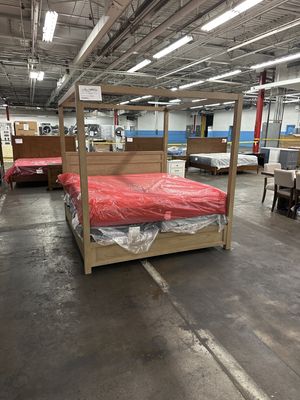 OAKLYNN KING CANOPY BED