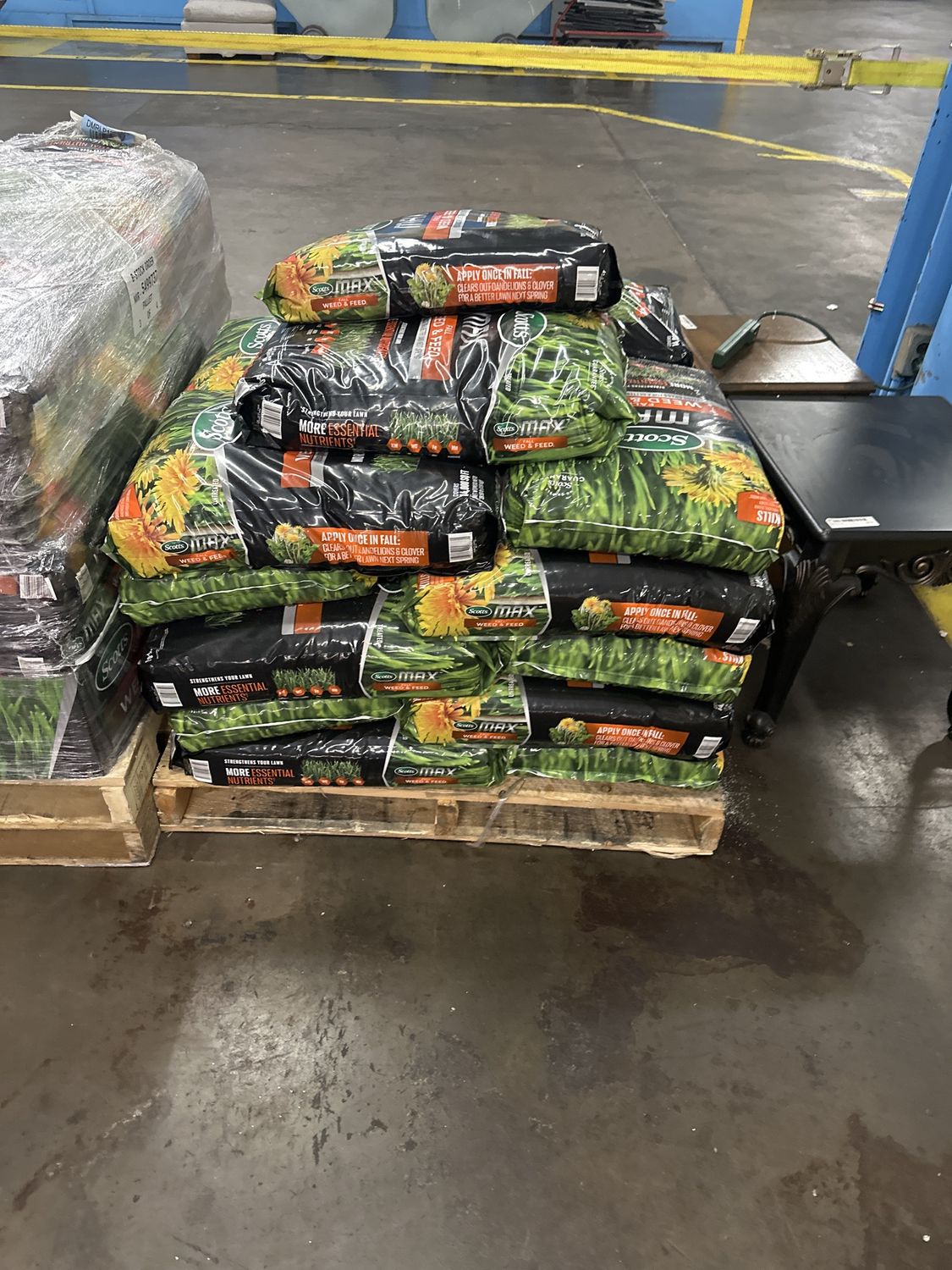 SCOTTS MAXFALL WEED FEED - 1