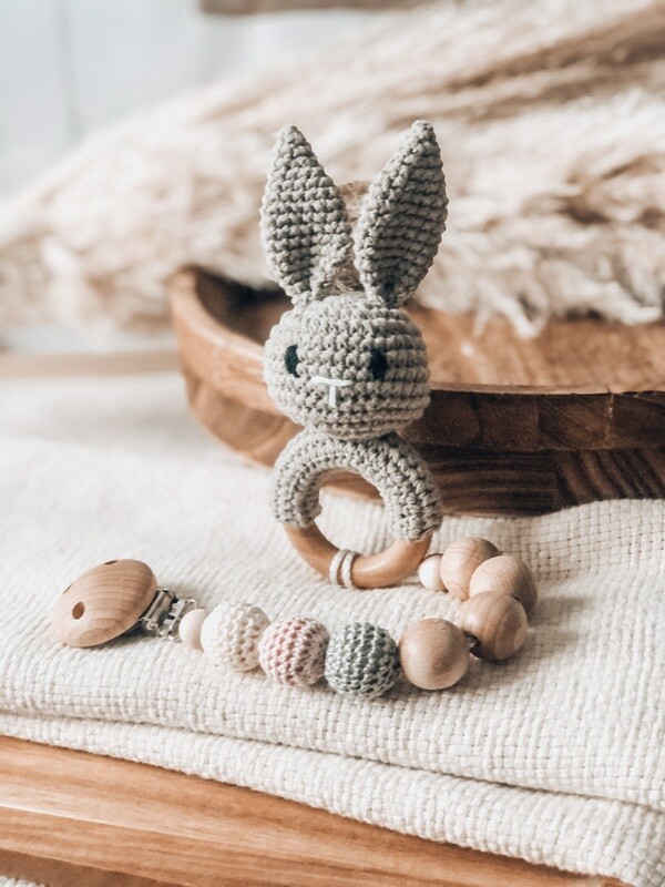 2 in 1 Schnullerkette mit Beissringrassel / Hase grau