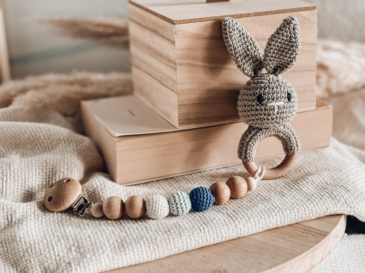 2 in 1 Schnullerkette mit Beissringrassel / Hase grau