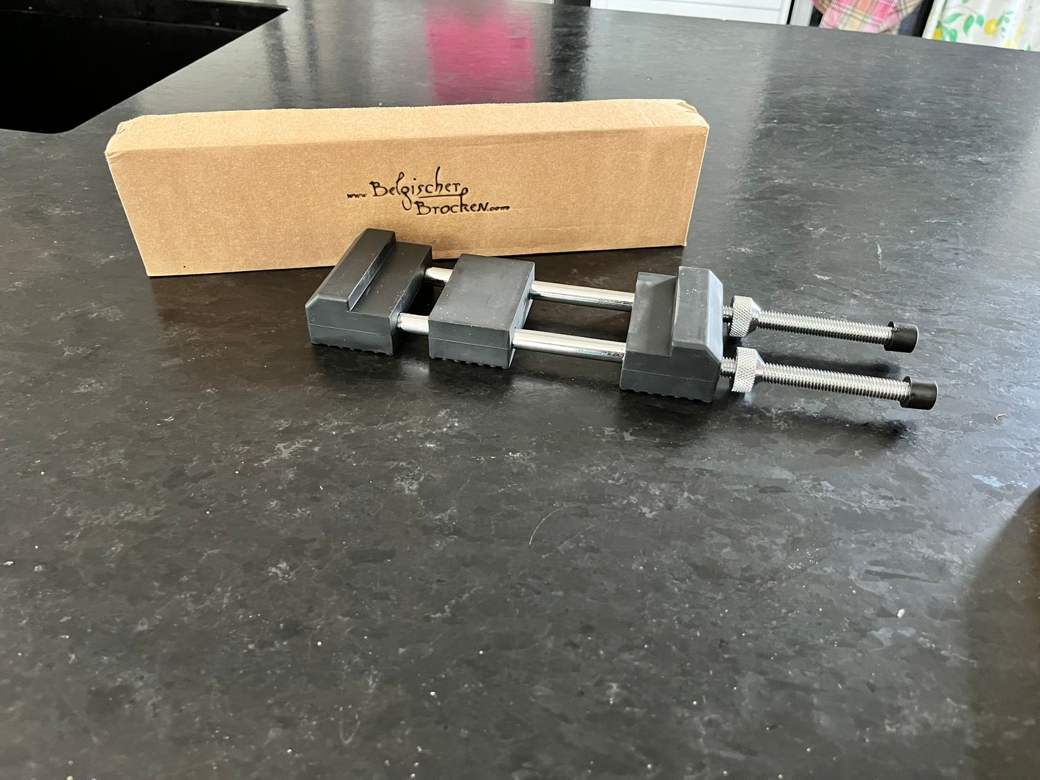 Universal non-slip support for sharpening stone (up to 22cm)