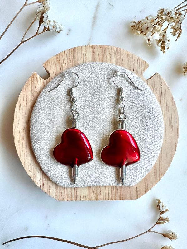 Boucles d'oreilles coeur rouge transpercé