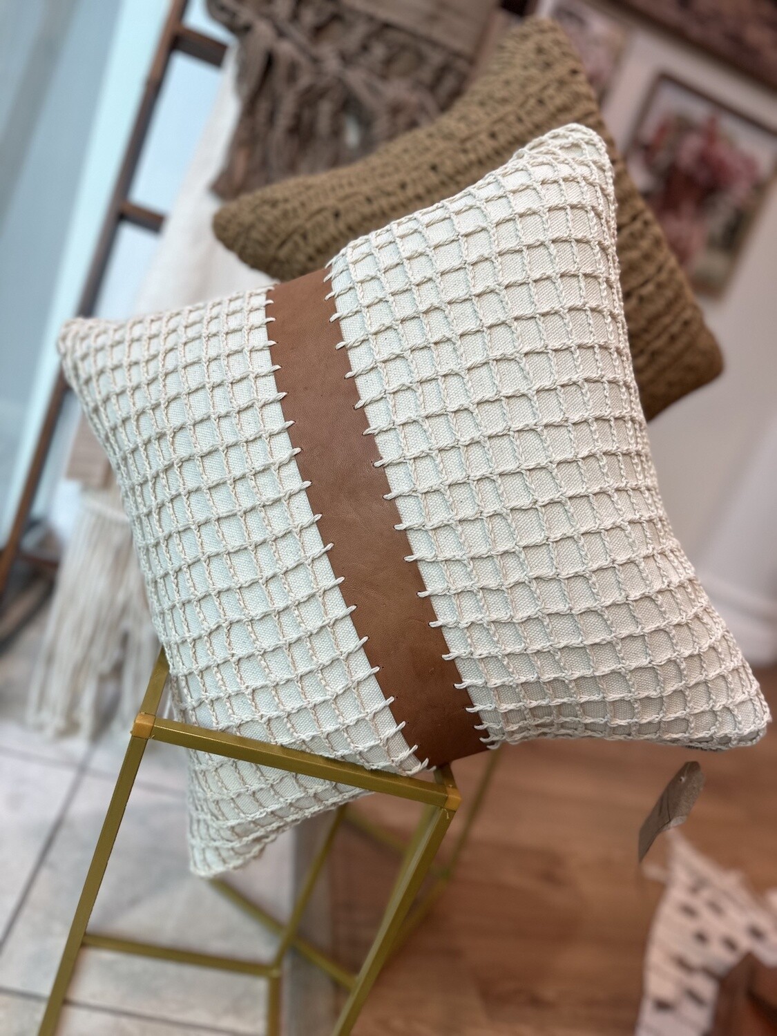 CUSHION COVER TELA DE CROCHE COM BARRA DE COURO 0.45 X 0.45, Color: Beige