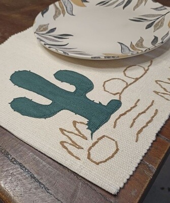 PLACEMAT CRU COM APLICAÇÃO DE CACTOS E BORDADO