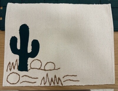 PLACEMAT CRU COM APLICAÇÃO DE CACTOS E BORDADO