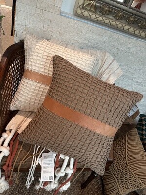 CUSHION COVER TELA DE CROCHE COM BARRA DE COURO 0.45 X 0.45