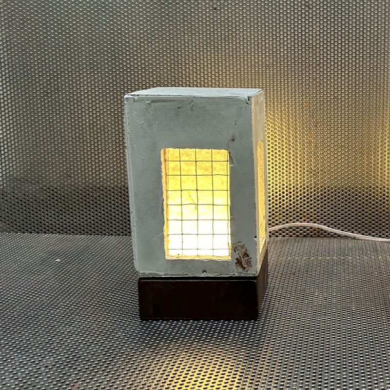 Resistance - chica  10x10x19h cm