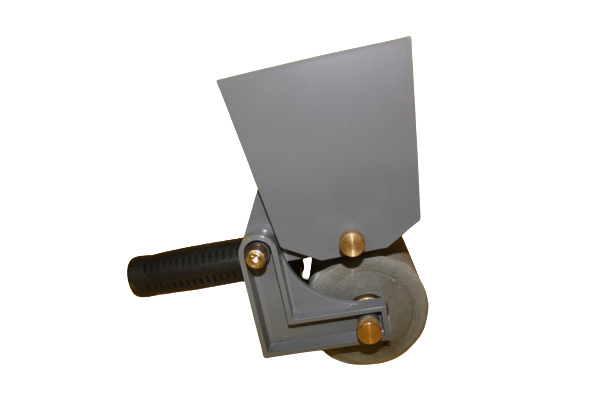 Hopper Capacity: 1 Qt. Made from durable ABS with an aluminum doctor roller, brass fittings, and a rubber handle. Apply an even coat of glue quickly and efficiently, reducing glue usage, minimizing squeeze-out, and preventing messy spills.