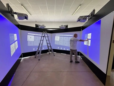 Soluzione per aula immersiva con due pareti touch