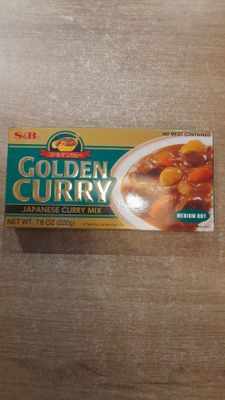 S&amp;B Golden Japanese Curry Mix Meduim  (220g)