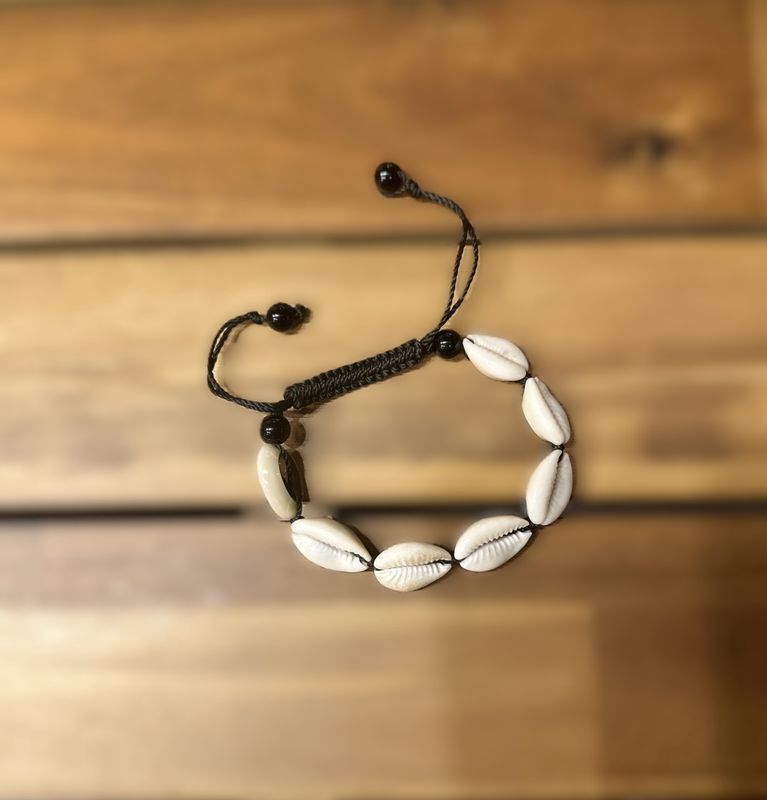 UEL Cowrie shell beaded bracelet