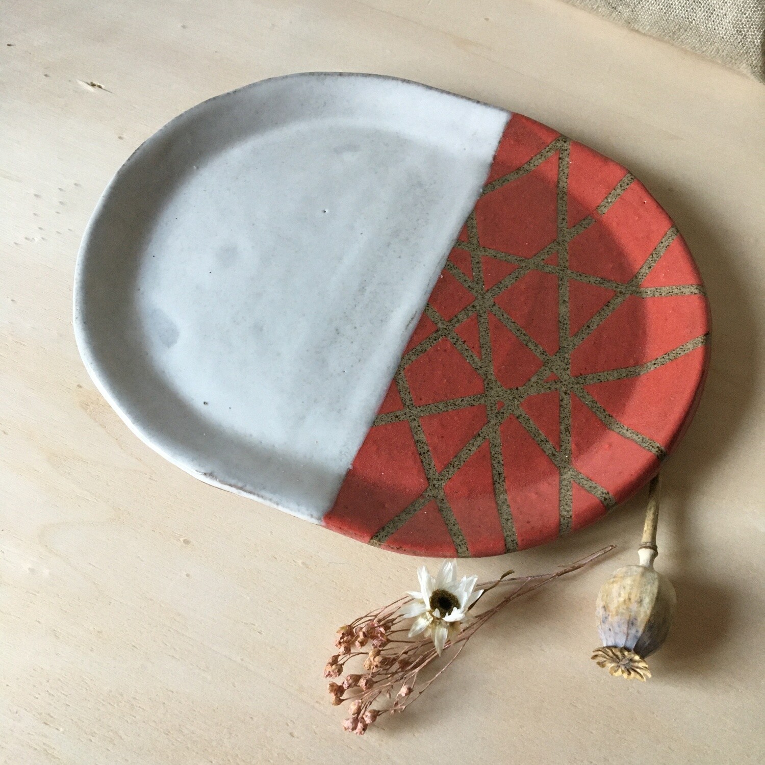 Teller midi oval in Weiß / Rot