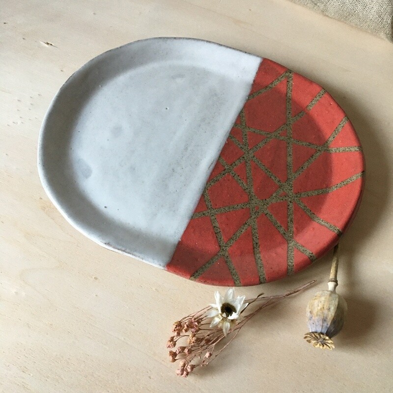 Teller midi oval in Weiß / Rot