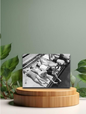 Vintage Postkarten Sonnenbad auf dem Bootssteg schwarz/weiss 12x17cm