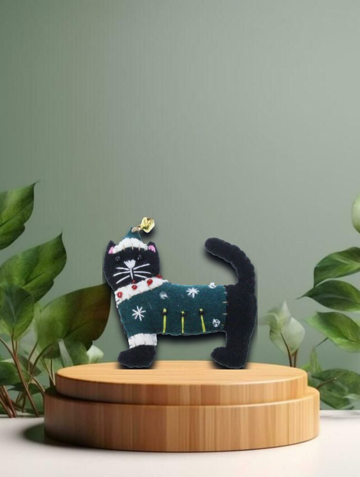 Katze mit Weihnachtsmütze schwarz/grün, Filz 6x1x6cm